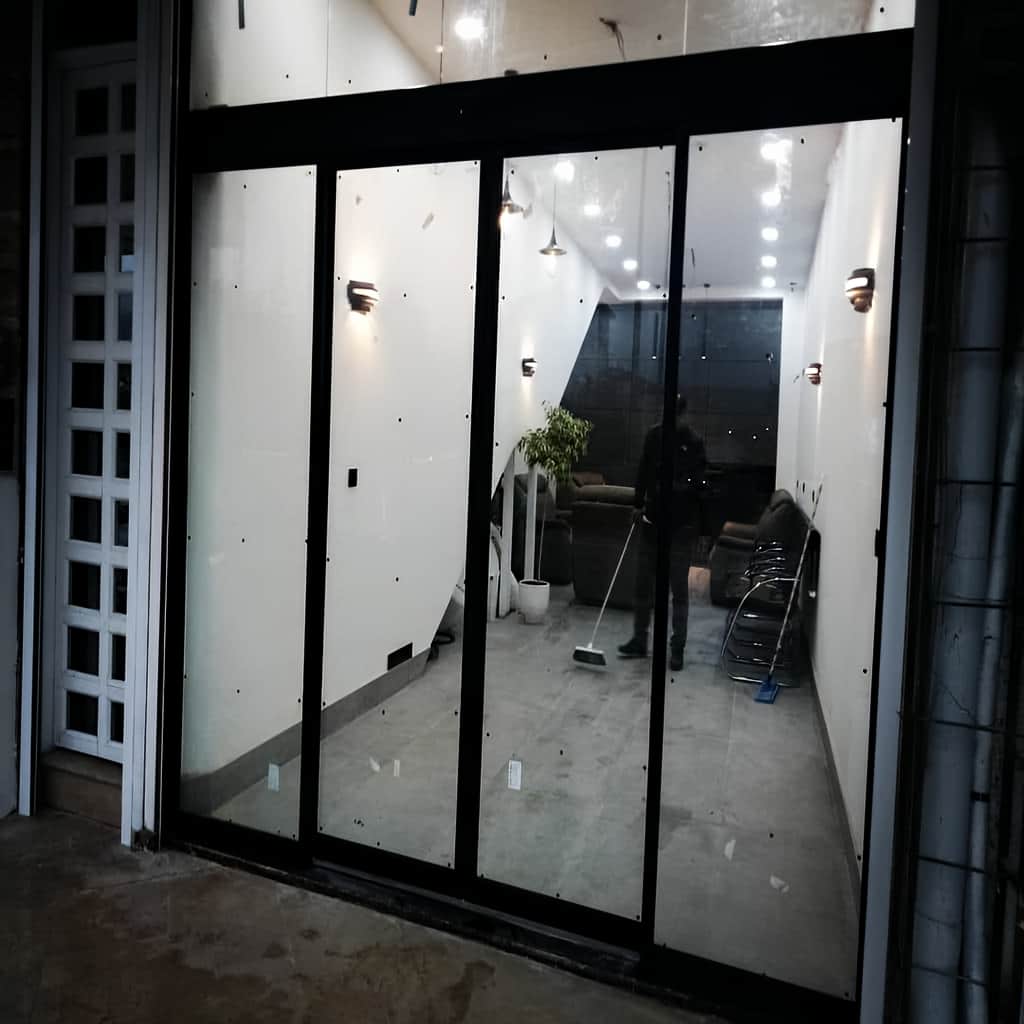 نصب درب شیشه ای اتوماتیک با ریل روان