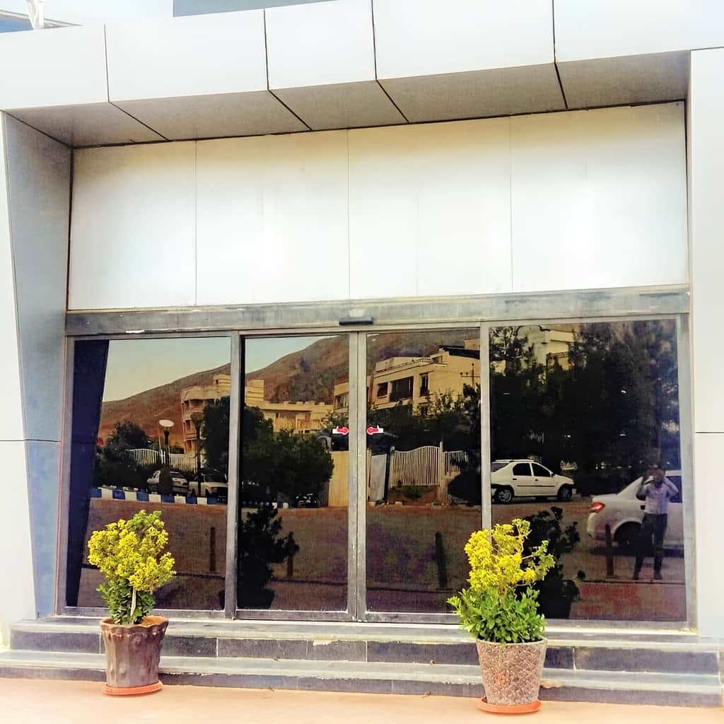درب شیشه ای سکوریت اتوماتیک ورودی با سنسور حرکتی دقیق