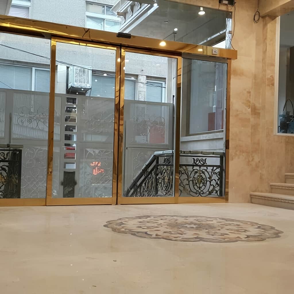 درب اتوماتیک شیشه ای تلسکوپی عرض کم با نصب تراز دهانه