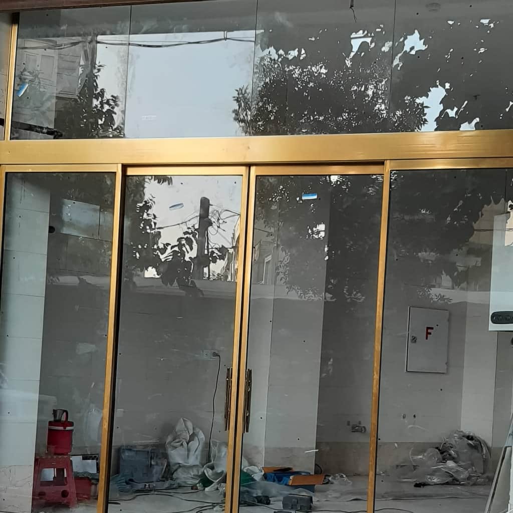 فریم آلومینیومی درب اتوماتیک شیشه ای با رنگ پودری هماهنگ