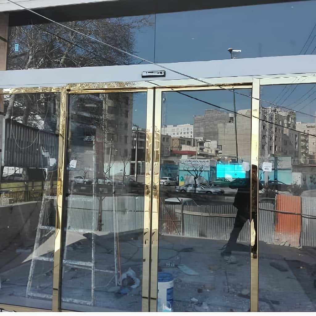درب اتوماتیک شیشه ای فریم دار آلومینیومی با ریل تراز بالایی