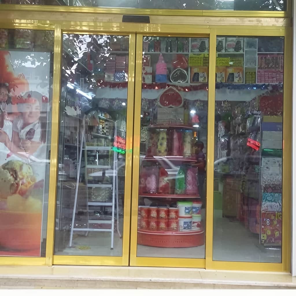 درب اتوماتیک شیشه ای فروشگاهی پرتردد با یراق روان و مقاوم