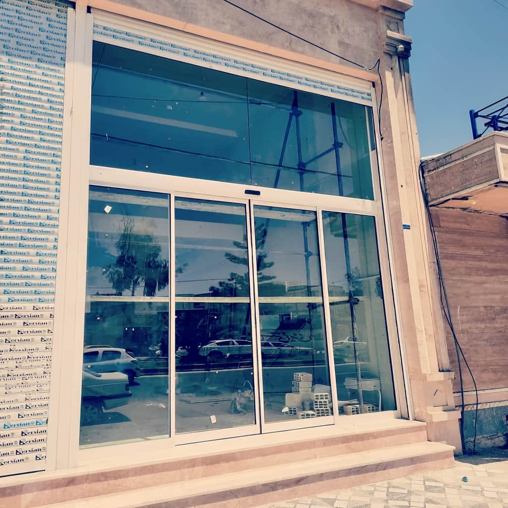 درب اتوماتیک شیشه ای پرتردد مجتمع با فریم آلومینیومی مقاوم