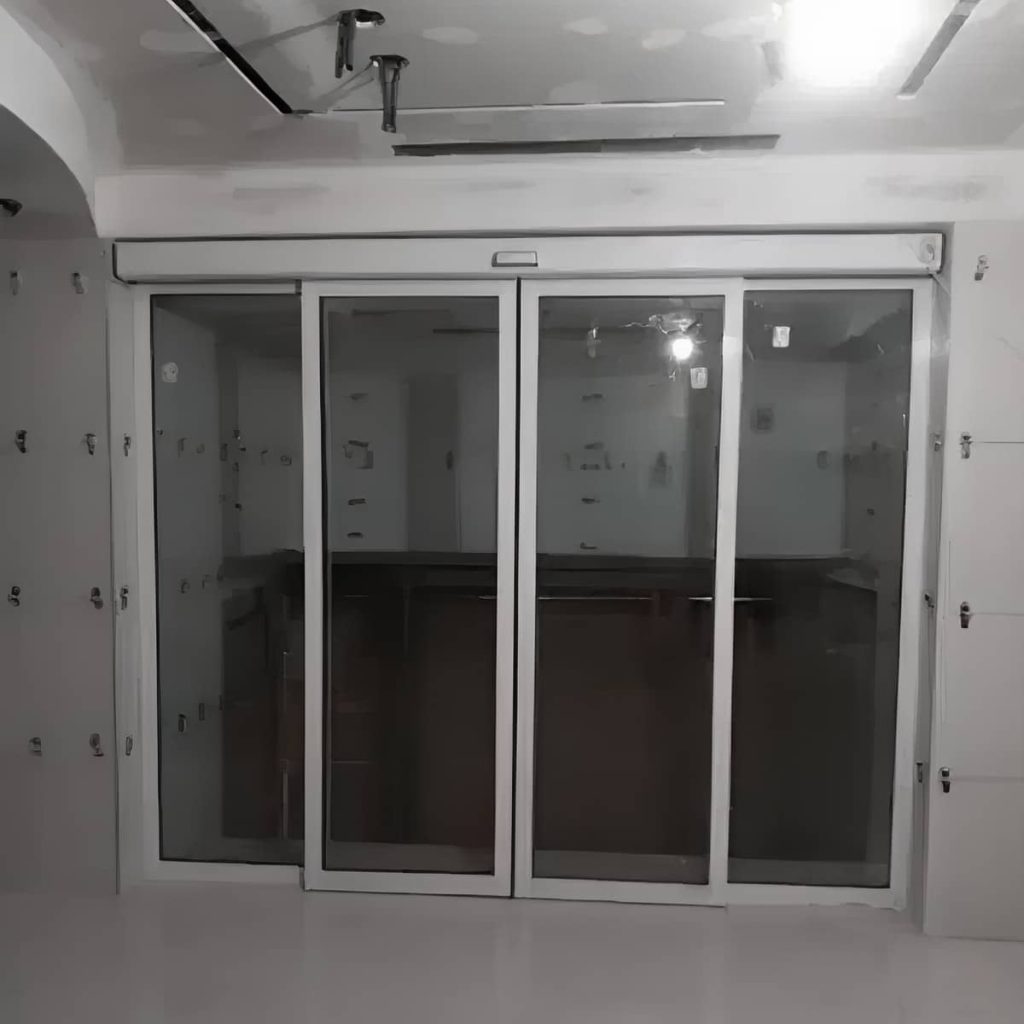 درب اتوماتیک شیشه ای لولایی تک لنگه با اپراتور کم صدا