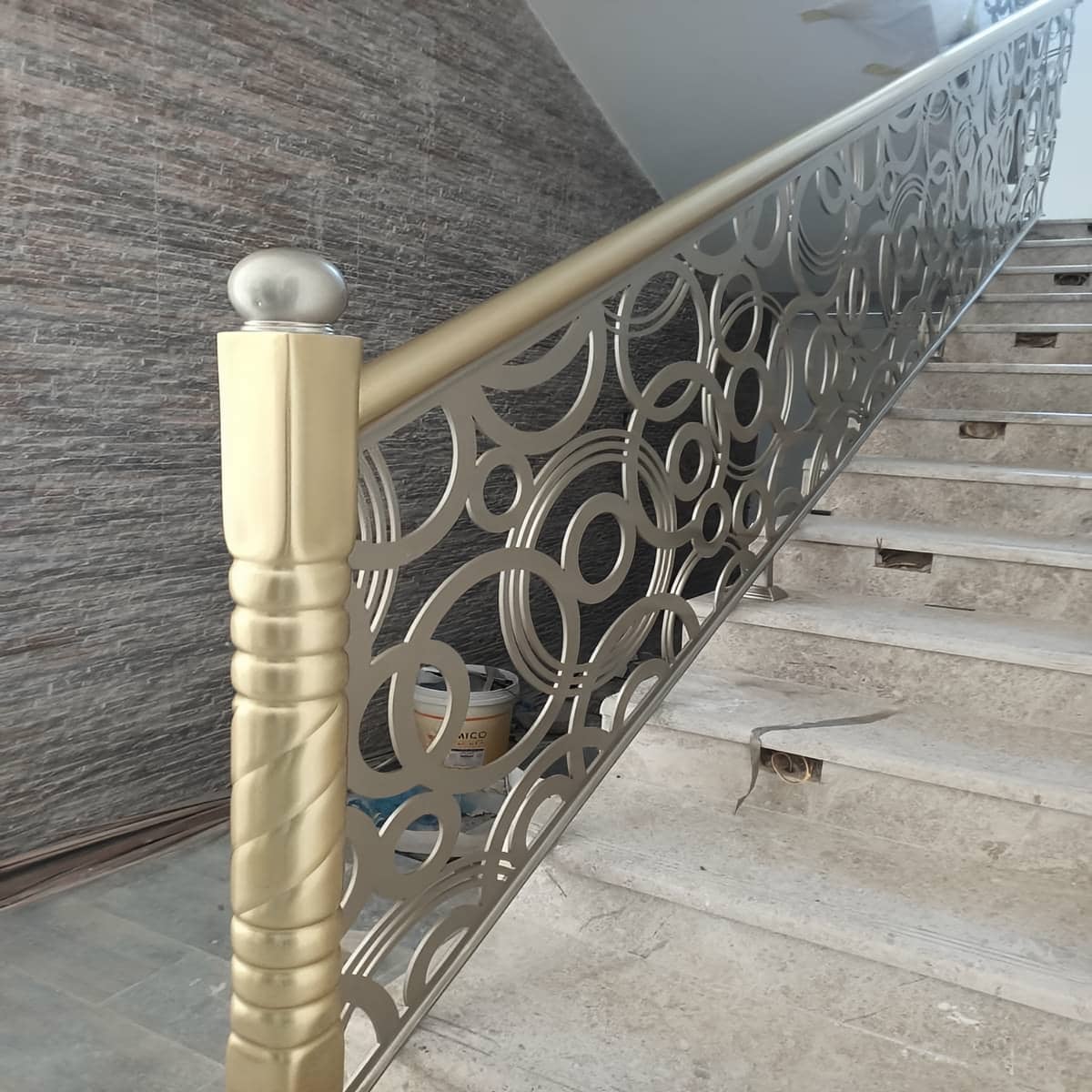 نرده CNC مدرن مینیمال با رنگ مات یکدست نرده CNC مدرن مینیمال با رنگ مات یکدست