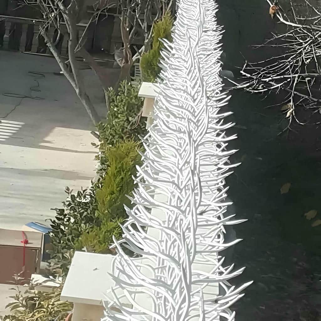 حفاظ روی دیوار با پایه های محکم