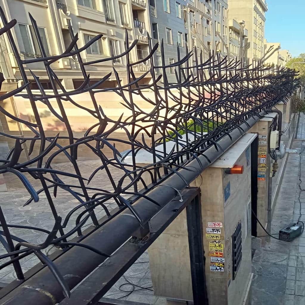 نصب نرده حفاظ دیوار ساده روی تاج دیوار