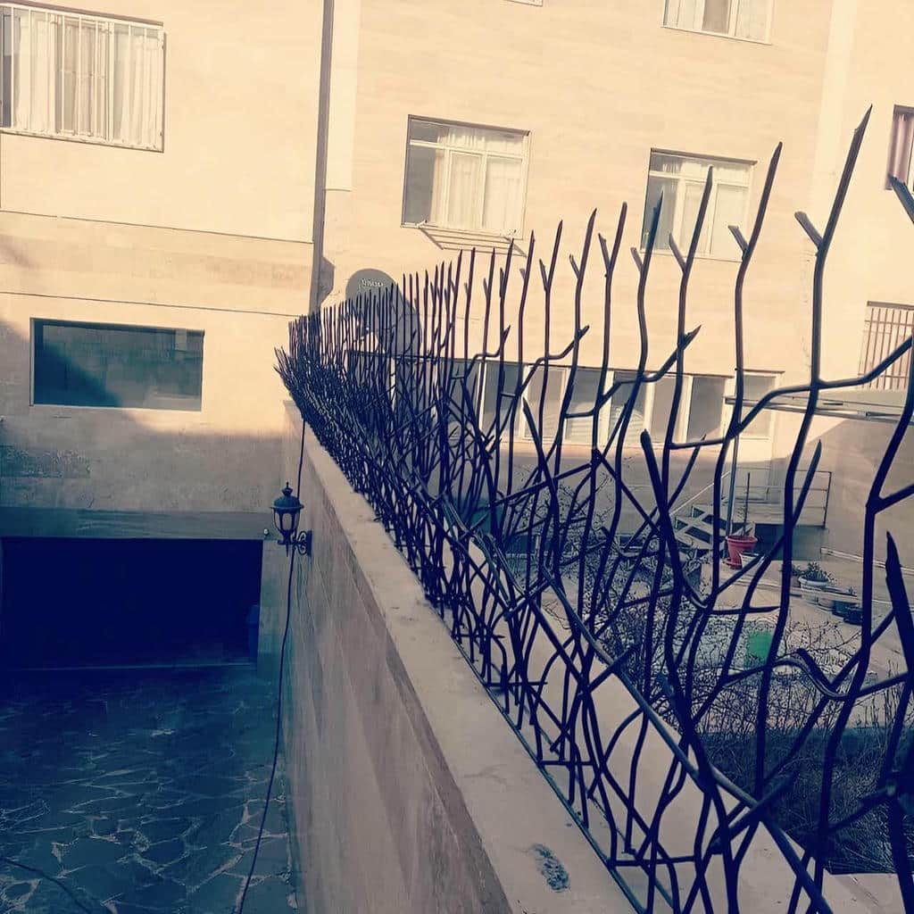 نصب حفاظ روی دیوار حیاط مسکونی با شاسی مقاوم