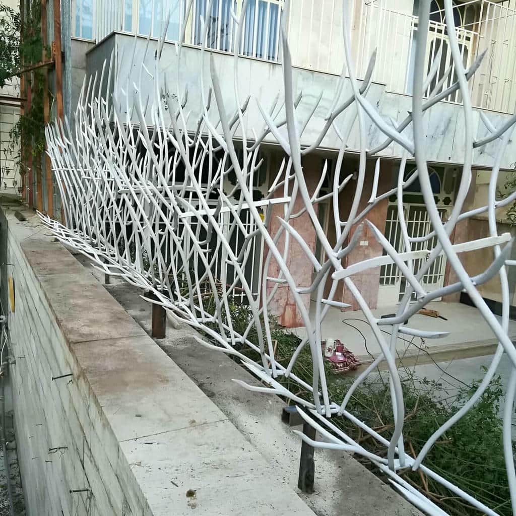 نصب حفاظ دیوار فلزی ردیفی روی تاج دیوار
