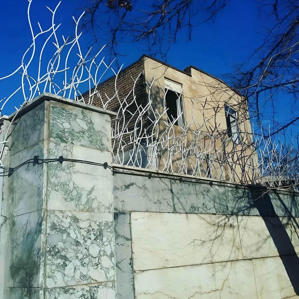 نصب حفاظ دیوار با میلگرد آجدار روی تاج دیوار