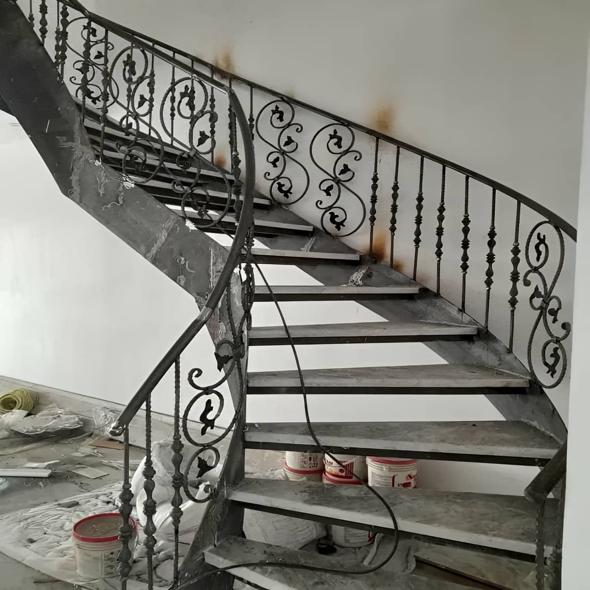 پله آهنی دوبلکس با رنگ کوره ای یکنواخت پله آهنی دوبلکس با رنگ کوره ای یکنواخت