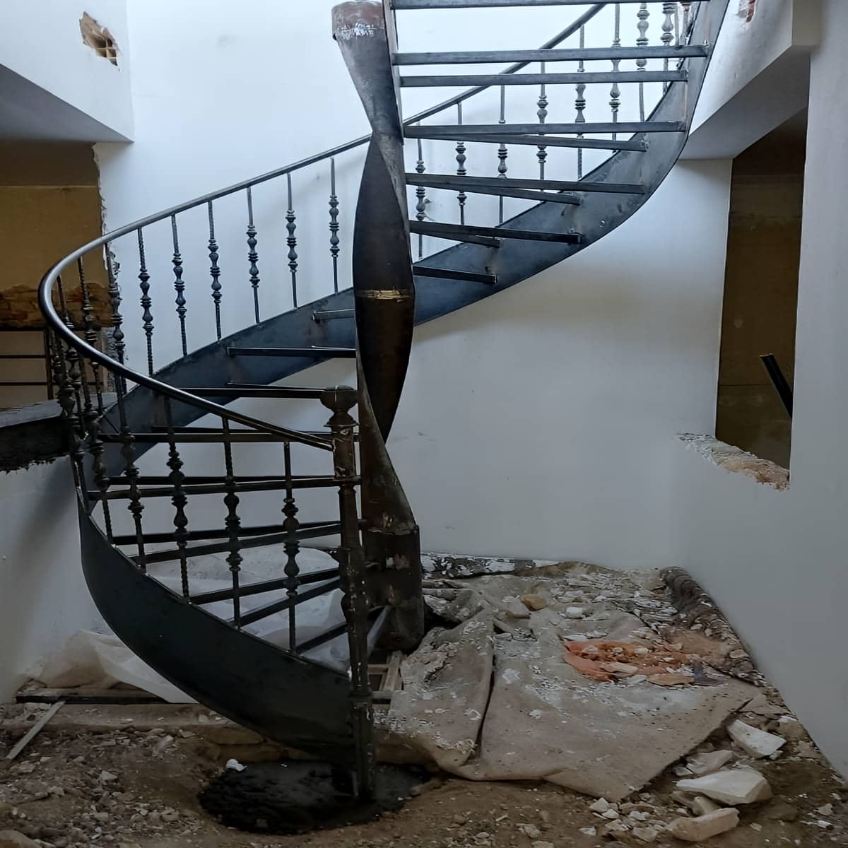 پله آهنی کم جا ایمن با نصب سریع پله آهنی کم جا ایمن با نصب سریع