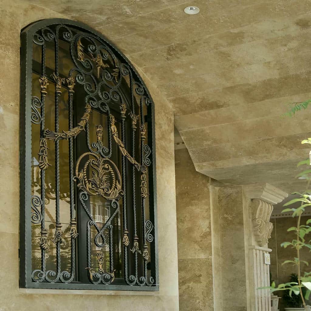 نصب حفاظ پنجره جای گلدان دار روی دیوار اطراف