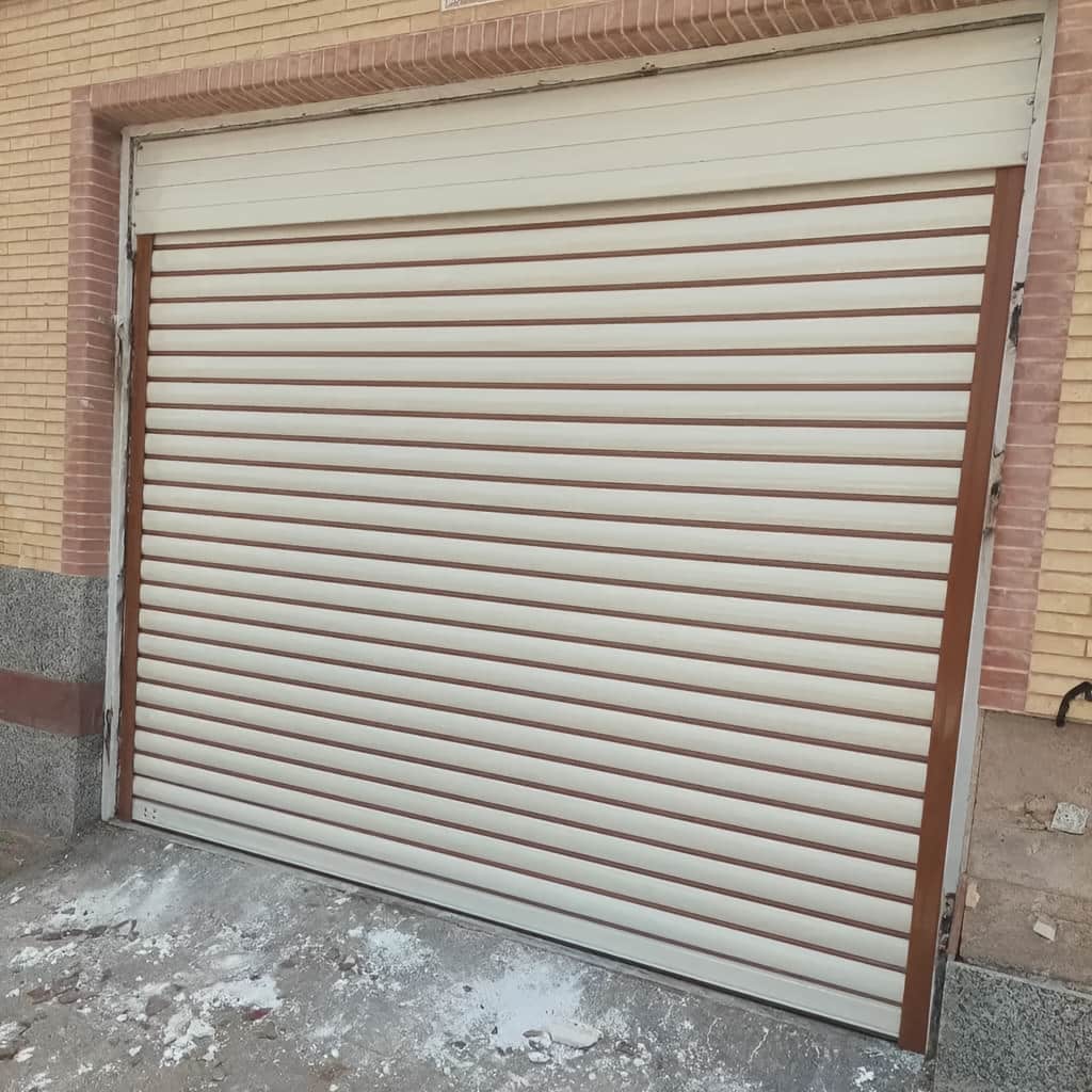 کرکره برقی مدرن نمای تجاری با یراق مناسب محور