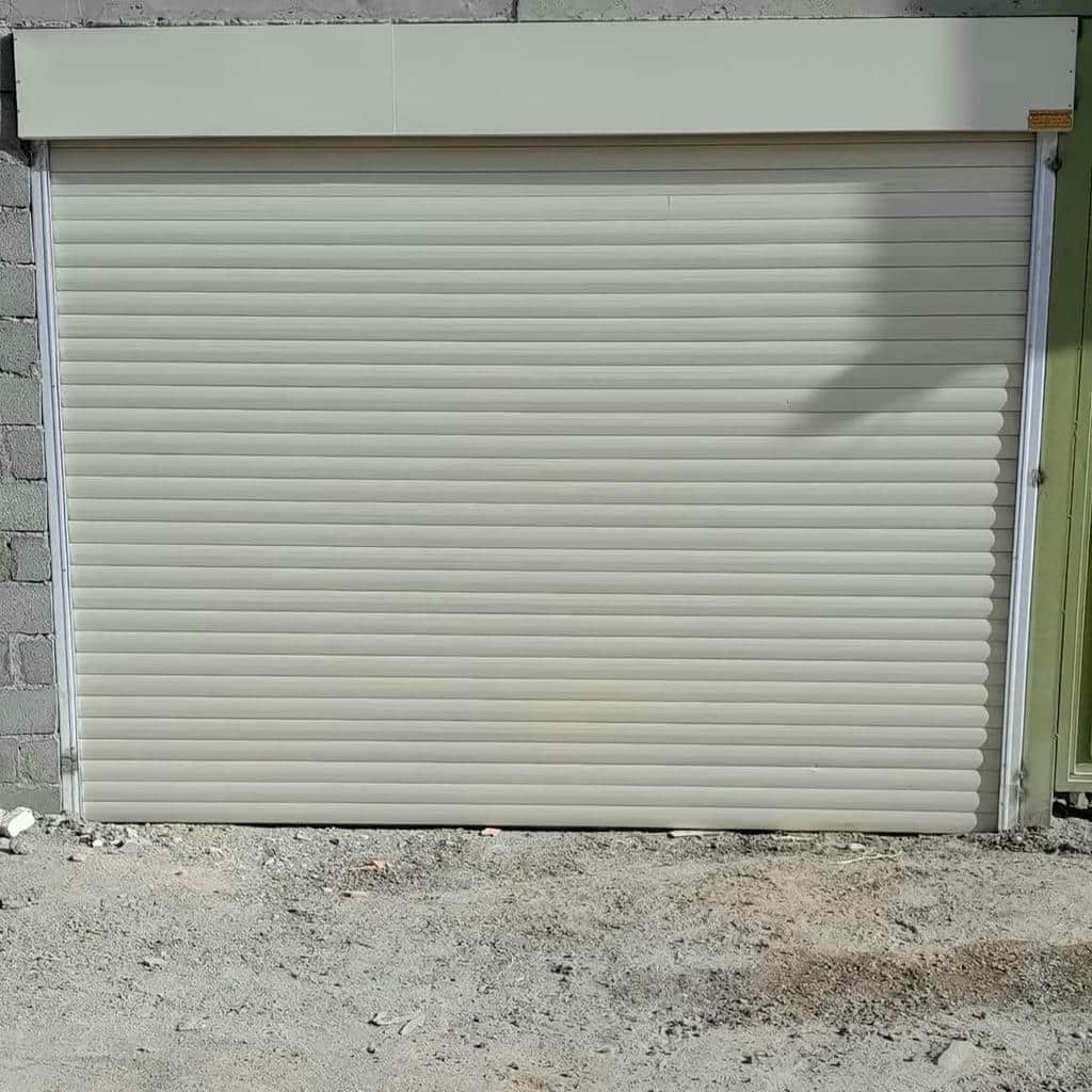 درب کرکره ای صنعتی مغازه با رنگ صنعتی هماهنگ