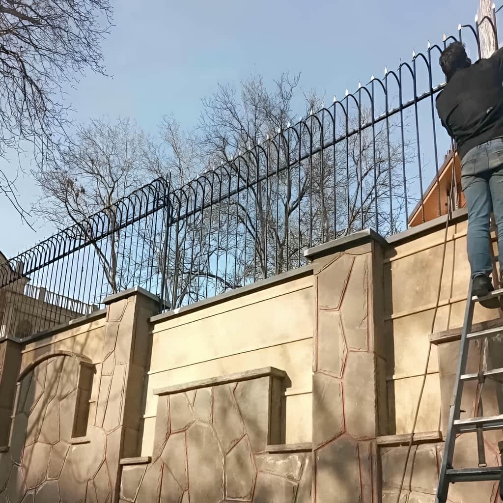 حفاظ سرنیزه ای فلزی؛ انتخابی مقاوم و کلاسیک برای بالای دیوار