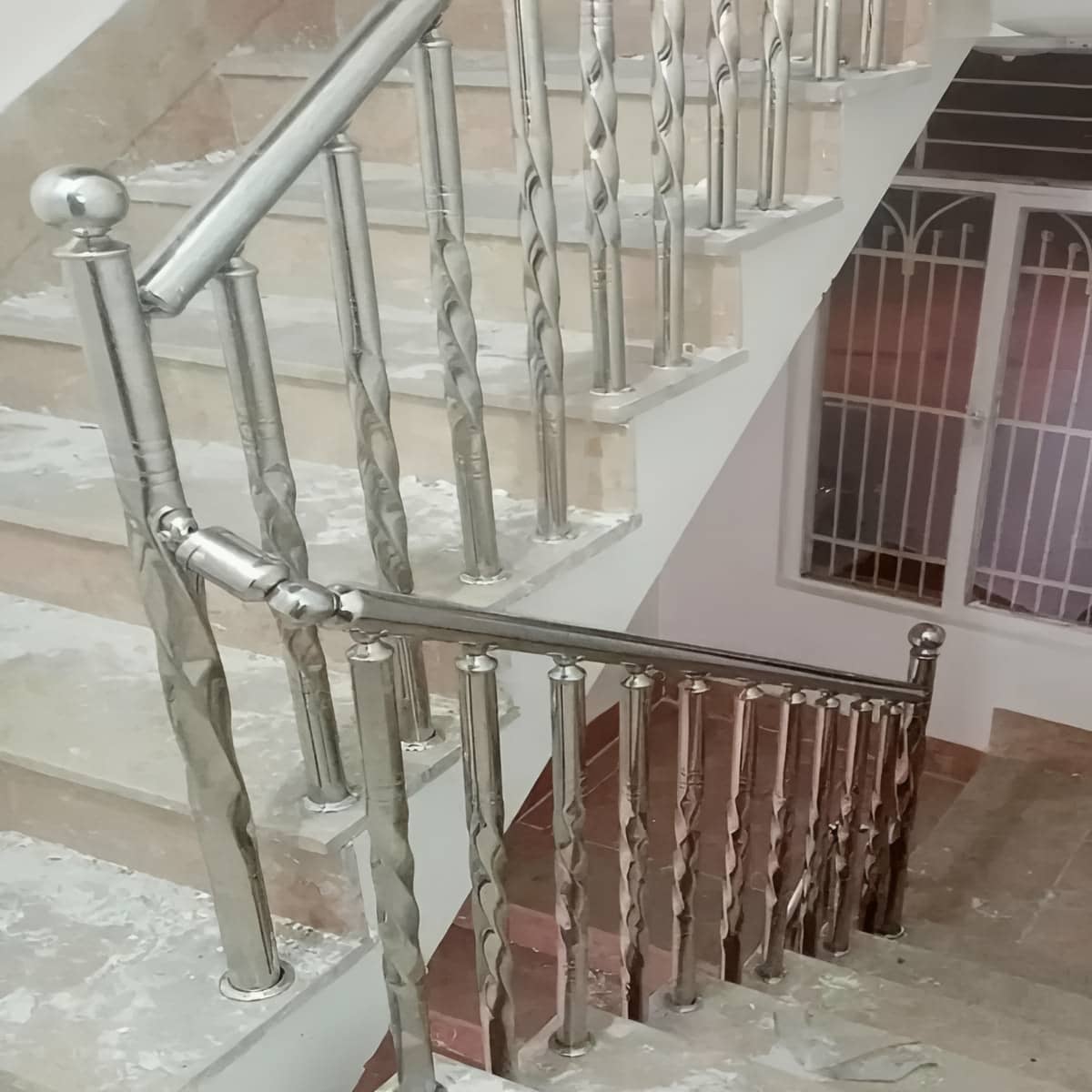 نرده استیل مدرن راه پله با خطوط افقی منظم و ظاهر شیک نرده استیل مدرن راه پله با خطوط افقی منظم و ظاهر شیک