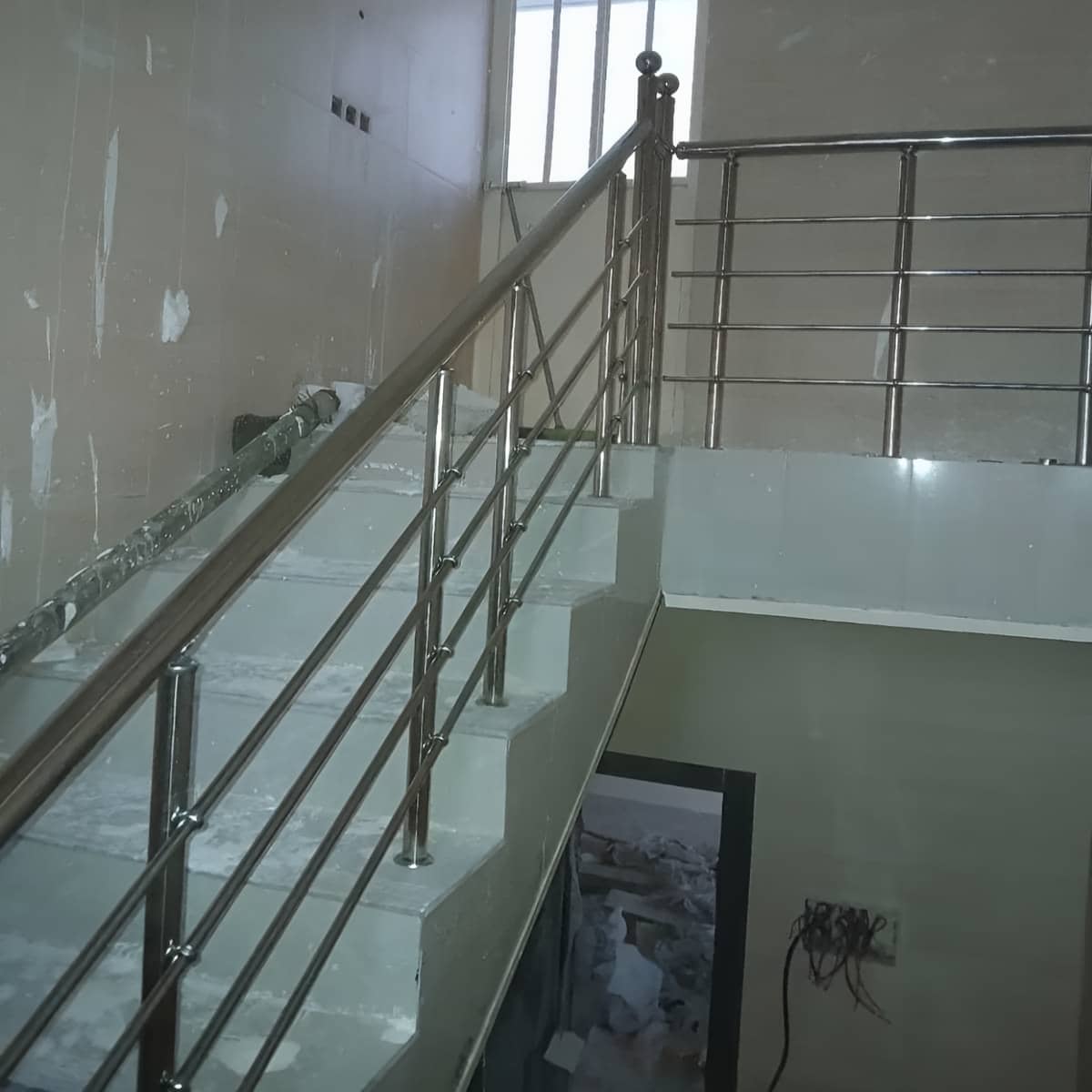 نرده استیل ضدزنگ 304 با یراق محکم و بست پایدار نرده استیل ضدزنگ 304 با یراق محکم و بست پایدار