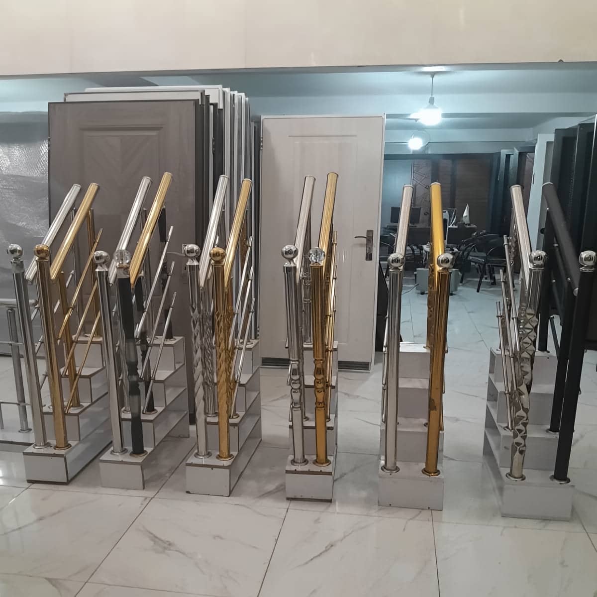 نرده استیل مدرن راه پله با لوله براق و دستگیره صاف نرده استیل مدرن راه پله