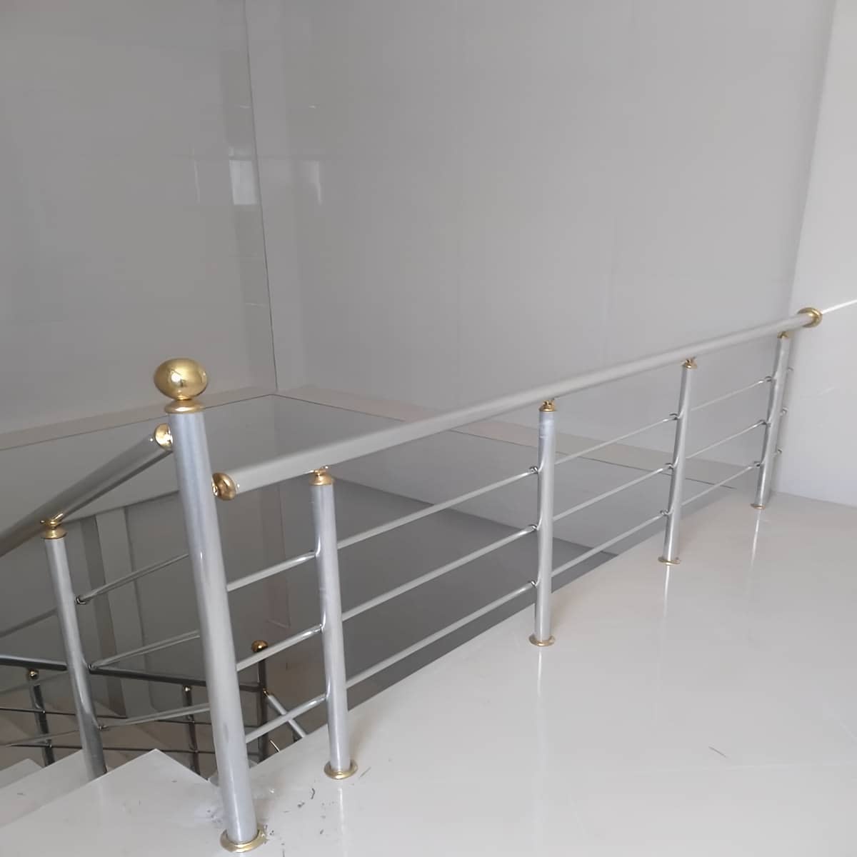 نرده استیل سفارشی اختصاصی با پایه محکم و دستگیره براق نرده استیل سفارشی اختصاصی