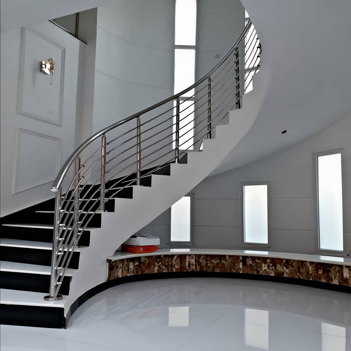 نرده استیل ضدزنگ 304 با پایه محکم و دستگیره براق نرده استیل ضدزنگ 304