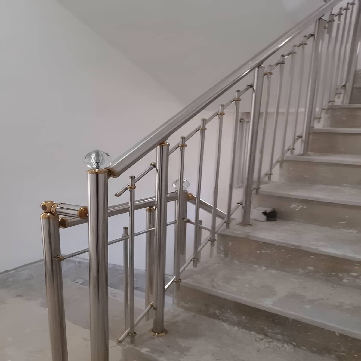 نرده استیل سفارشی اختصاصی با ترکیب چوب و هندریل استیل نرده استیل سفارشی اختصاصی با ترکیب چوب و هندریل استیل