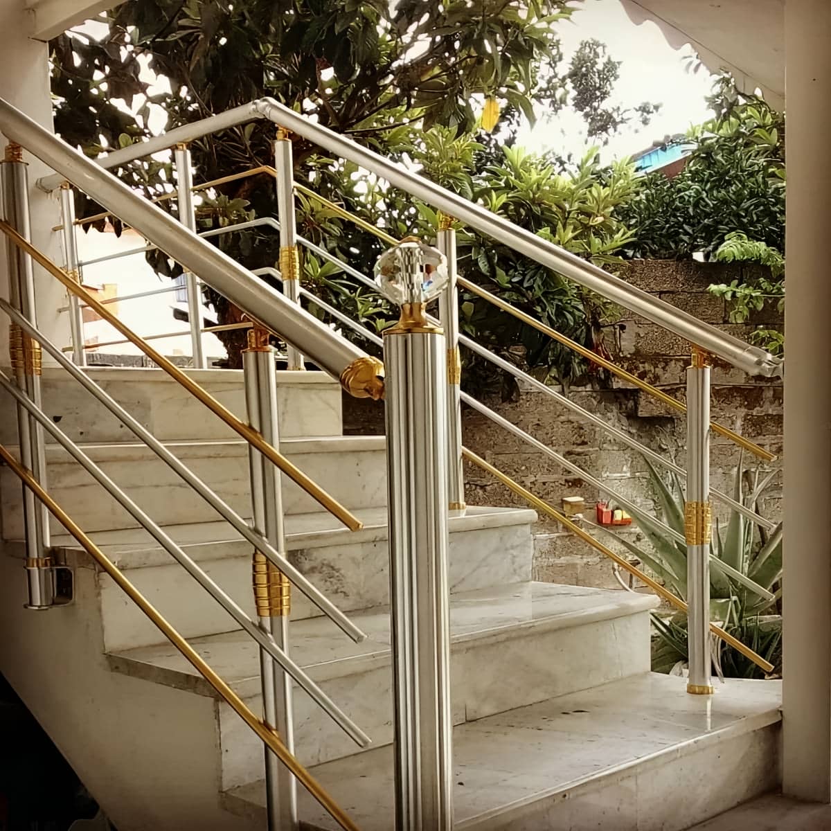 نرده استیل شیشهای مدرن با نصب دقیق روی راه پله نرده استیل شیشهای مدرن با نصب دقیق روی راه پله