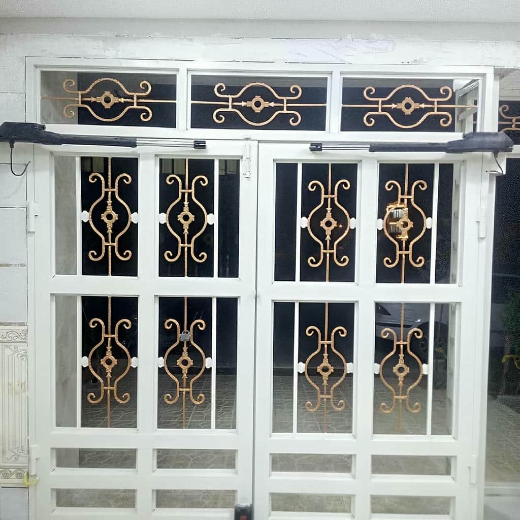 درب برقی ویلایی با یراق اتصال روی لنگه فلزی