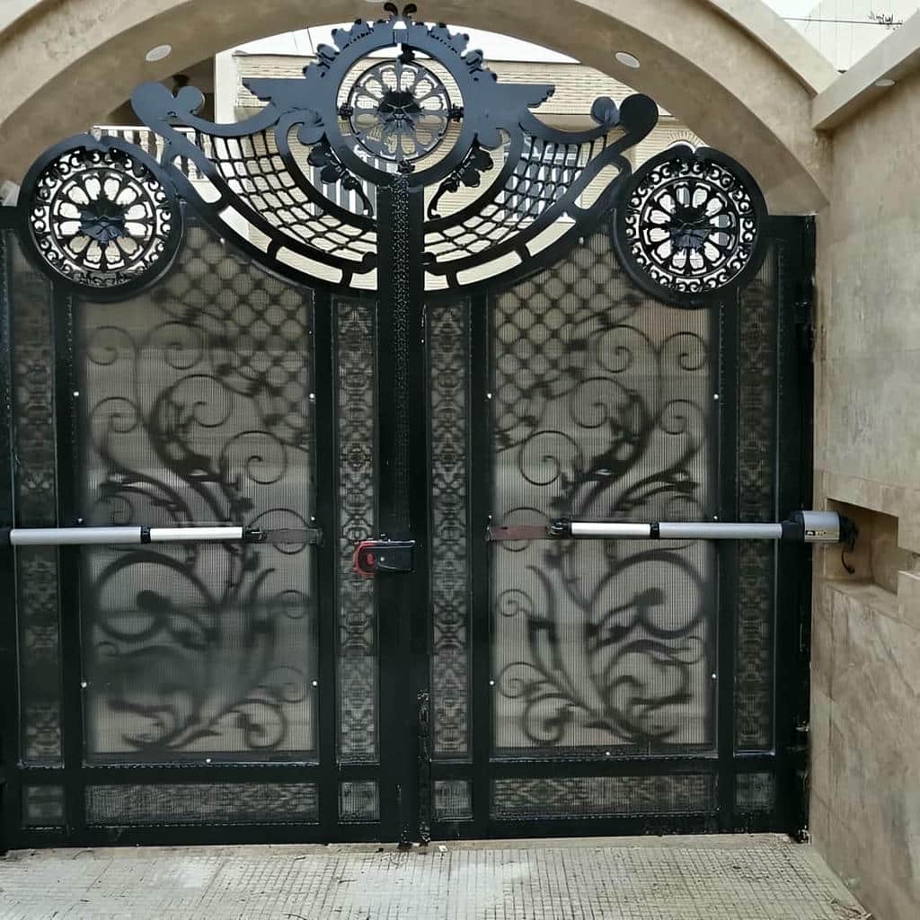 جک بازویی درب پارکینگ با سیم کشی مرتب کنار ستون