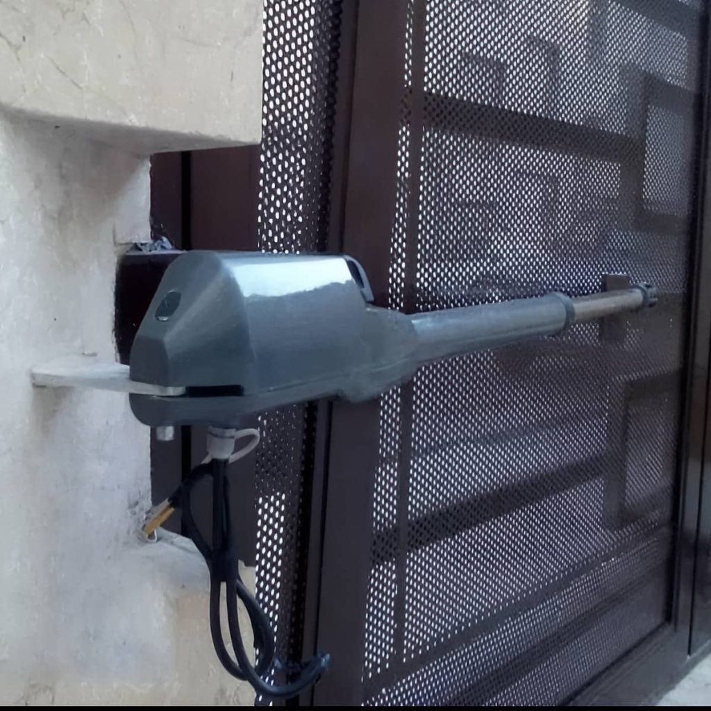 جک درب ویلایی با فتوسل ایمنی کنار مسیر