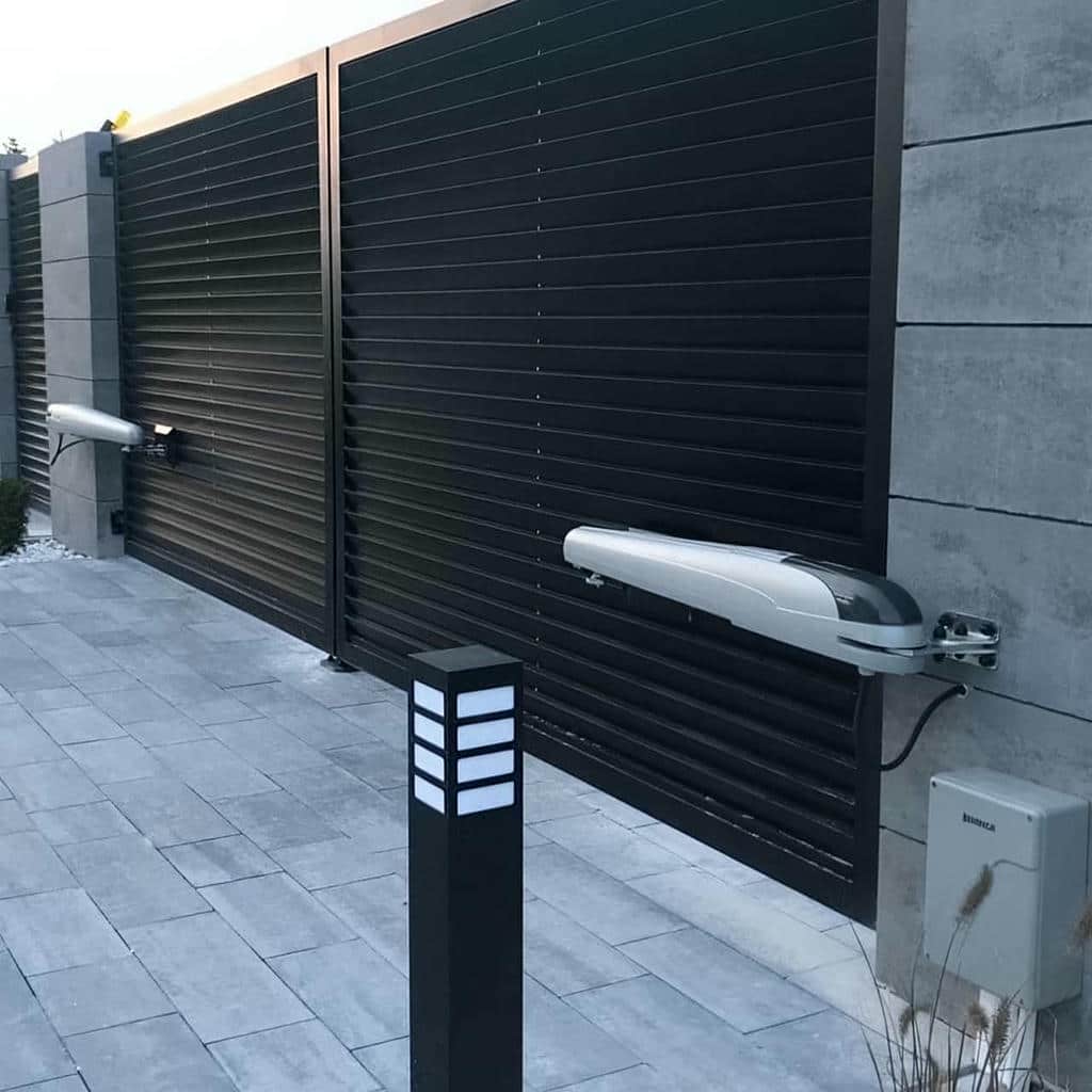 درب برقی پارکینگ با برد فرمان داخل قاب محافظ