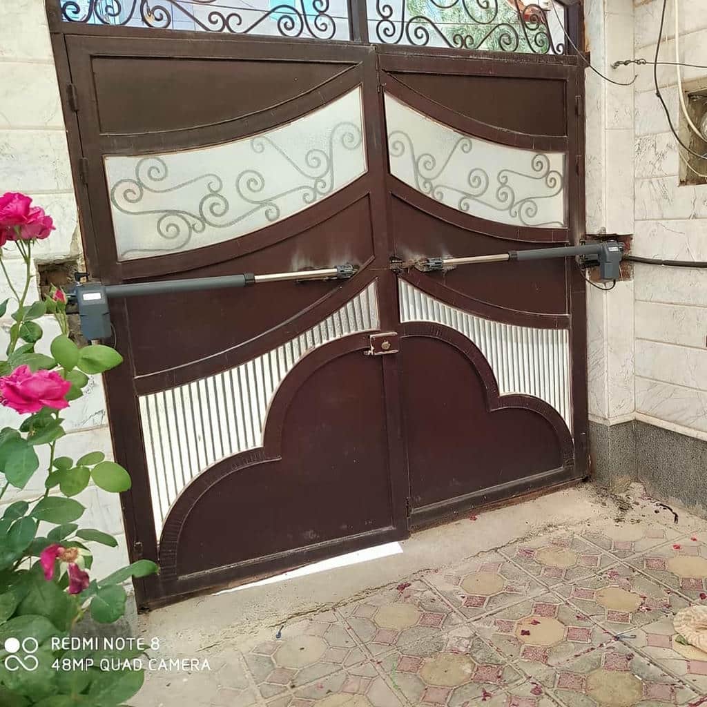 درب برقی پارکینگ با فتوسل ایمنی کنار مسیر