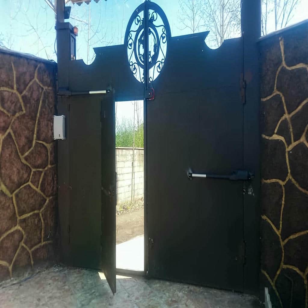 موتور جک پارکینگی با سیم کشی مرتب کنار فریم