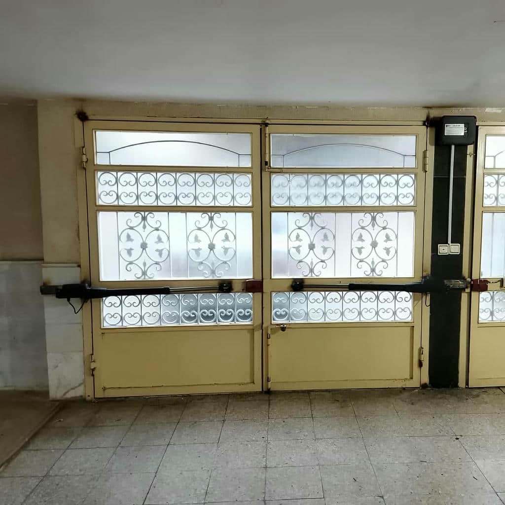 موتور جک پارکینگی با پایه محکم روی ستون ورودی