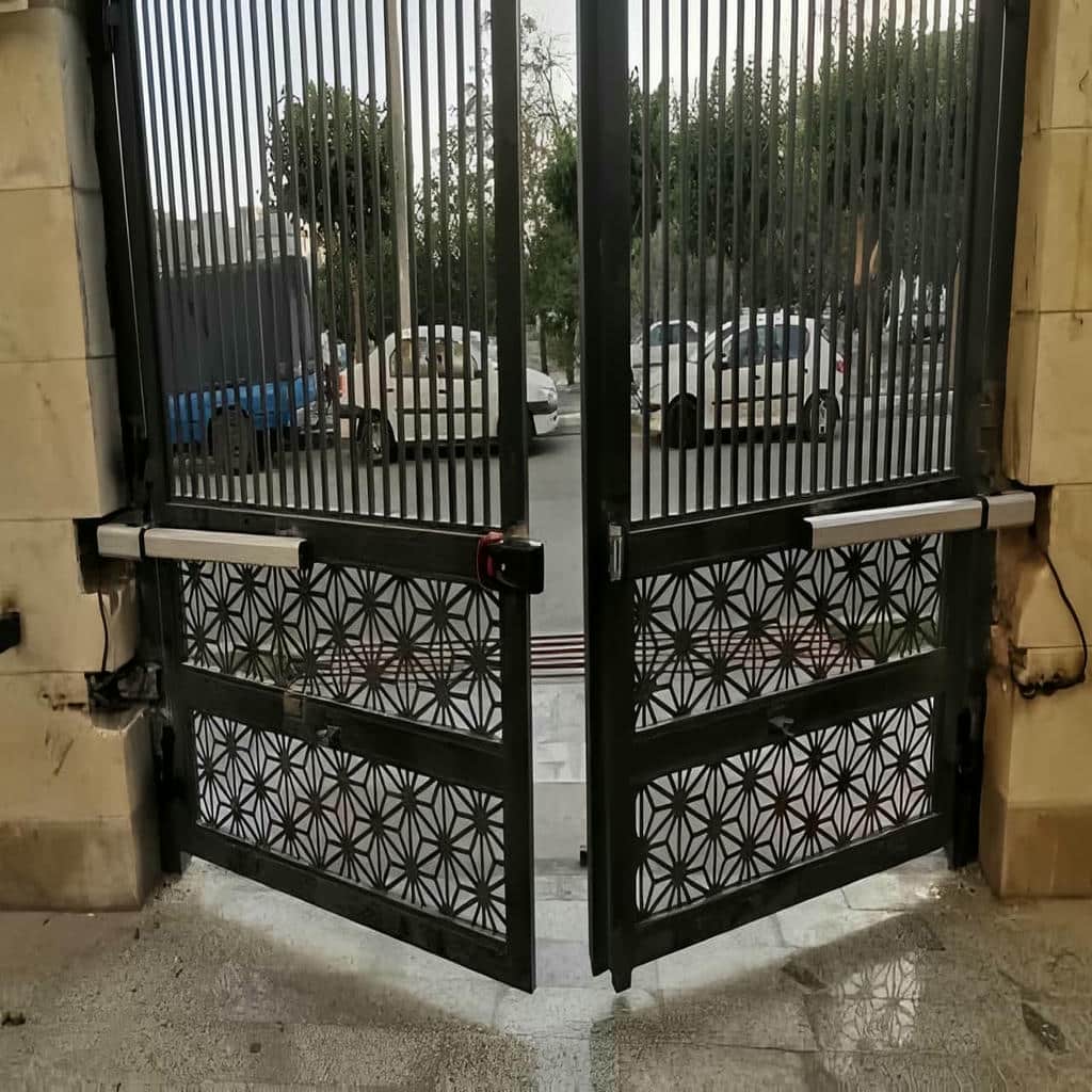 جک ایرانی درب پارکینگ با فتوسل ایمنی کنار مسیر
