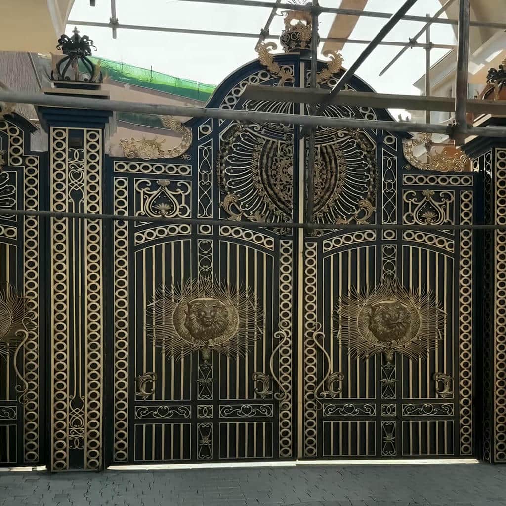درب فلزی باغ با طرح کلاسیک گل نرده
