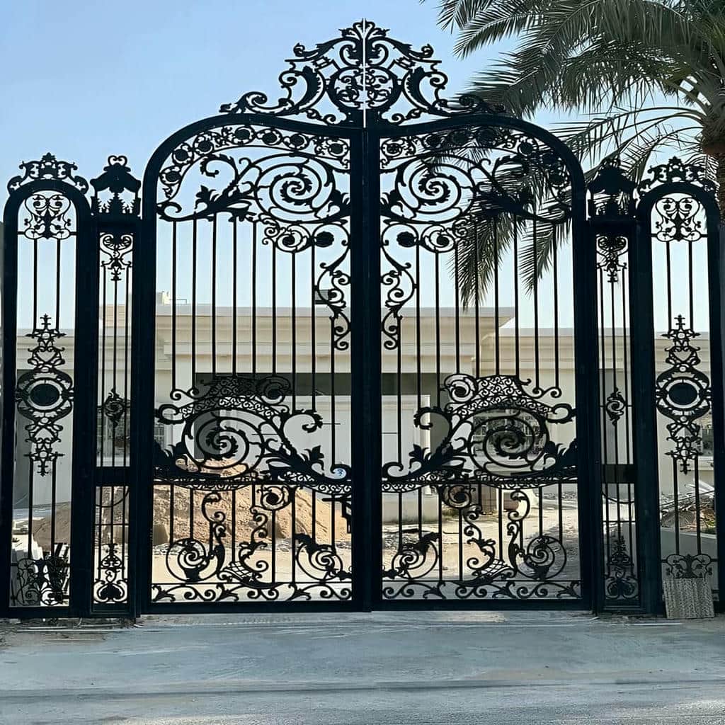درب حیاط ویلایی با رنگ کوره ای مناسب فضای باز