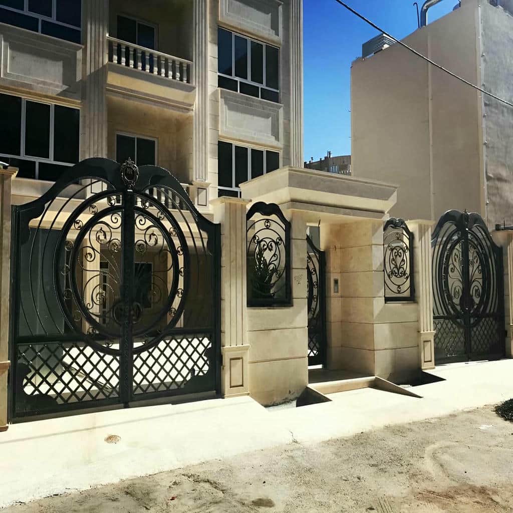 درب حیاط مدرن ساده با قاب بندی هماهنگ با نما