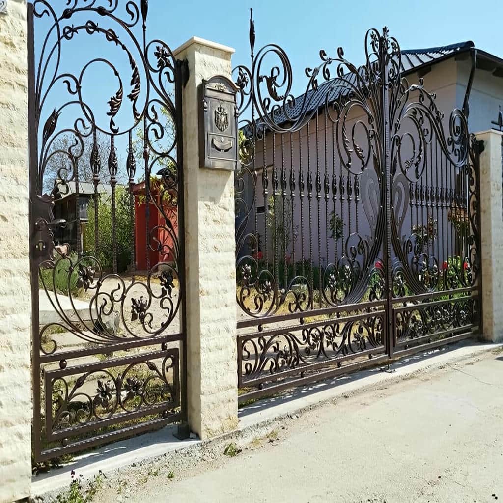درب حیاط کشویی با جوشکاری تمیز روی قاب کشیده
