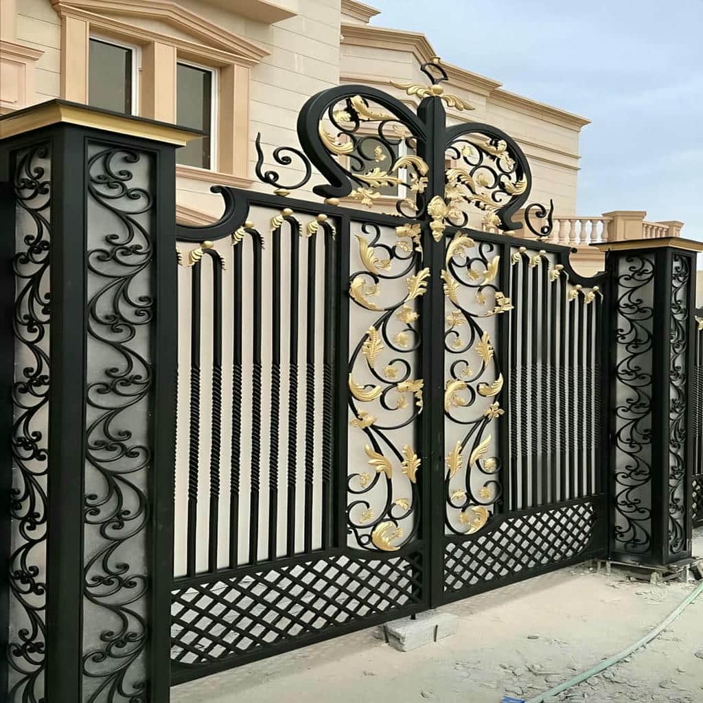 درب ساده و شیک ساختمان با رنگ مات هماهنگ با نما