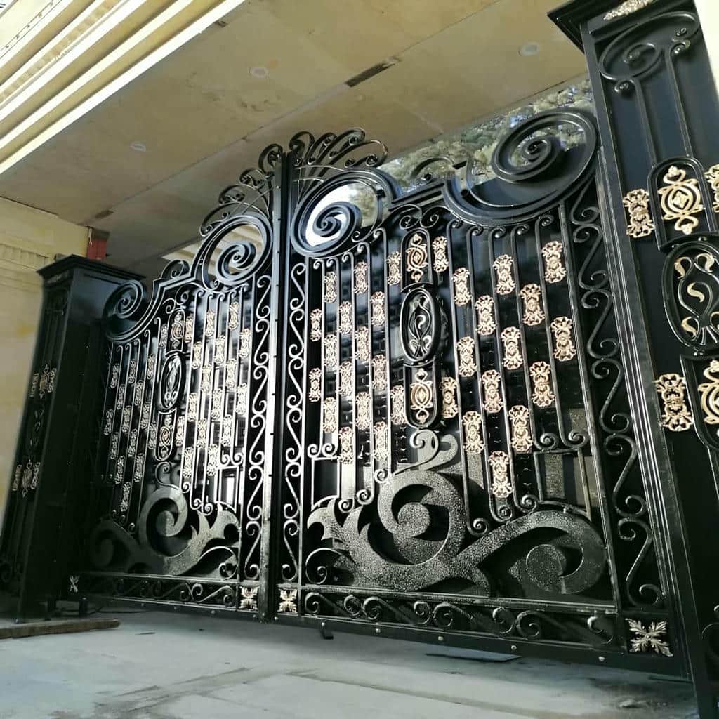 درب فلزی با نمای چوب با رنگ کوره ای مناسب فضای باز