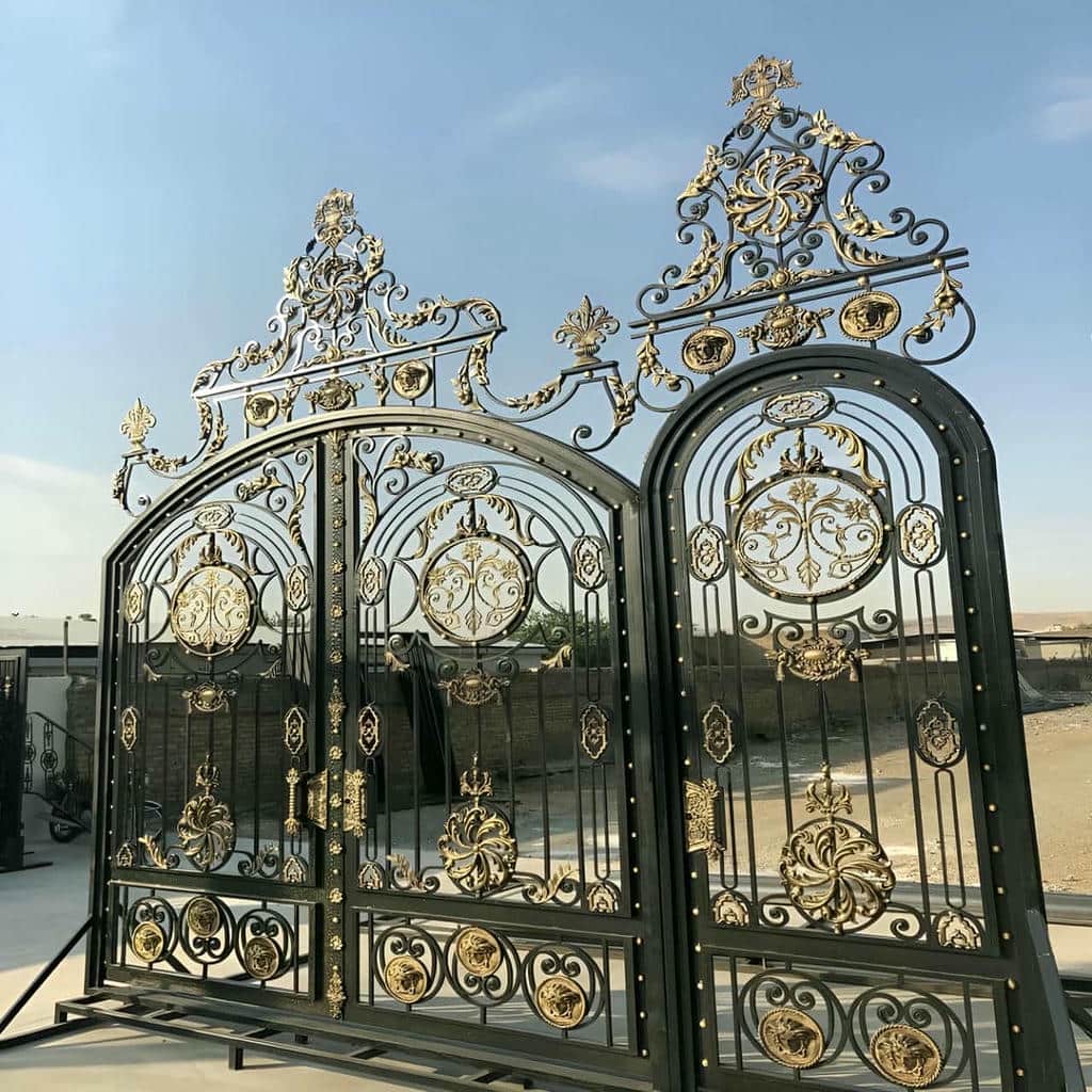 درب آهنی کلاسیک با جوشکاری تمیز روی شاسی اصلی