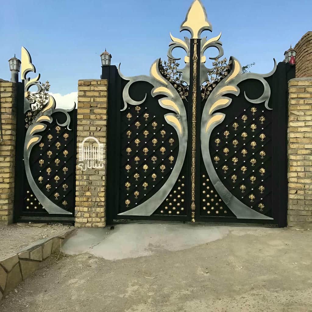 درب آهنی کلاسیک با قوس متقارن ورودی