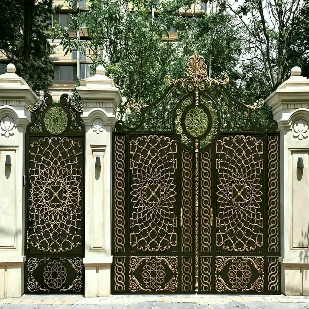 درب حیاط کلاسیک با برش منظم در قاب تزئینی