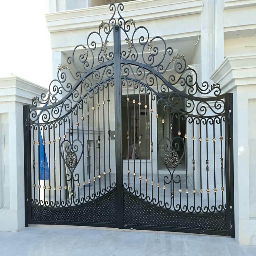 درب آهنی کلاسیک با فریم تقویت شده و اتصال دقیق