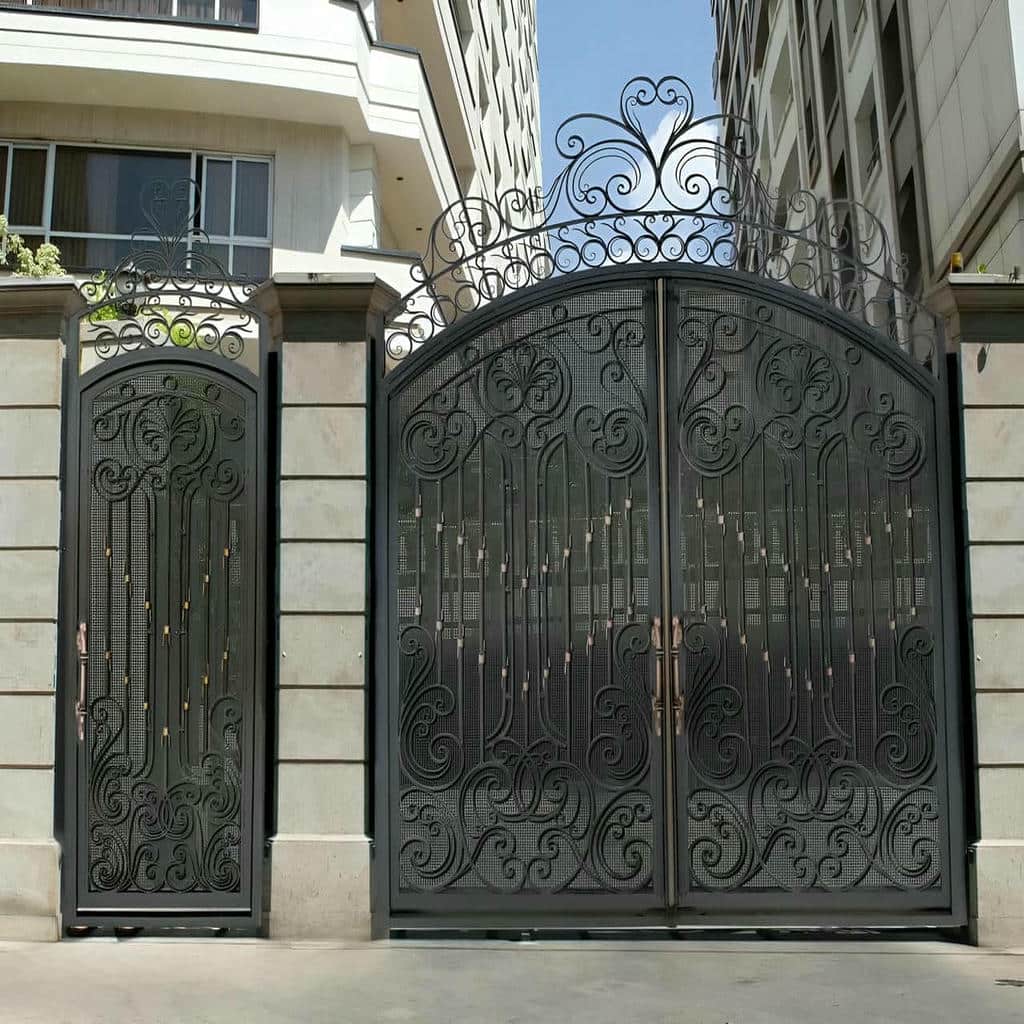 درب حیاط کوچک با پروفیل محکم و شاسی دقیق