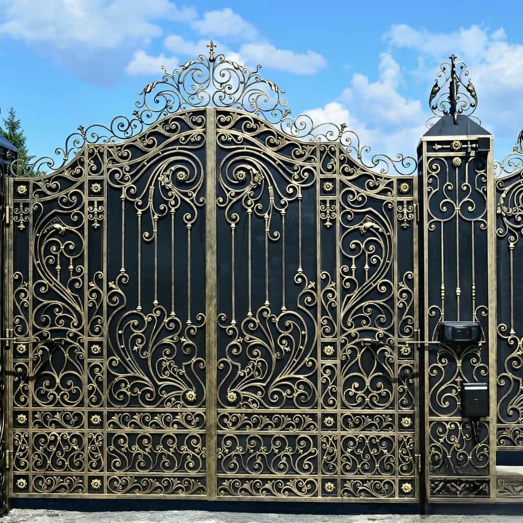 درب حیاط ویلایی با قفل ایمن و دستگیره فلزی