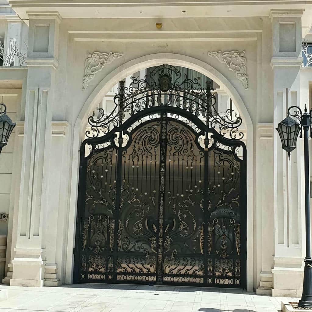 درب فلزی لاکچری با جوشکاری تمیز روی شاسی اصلی