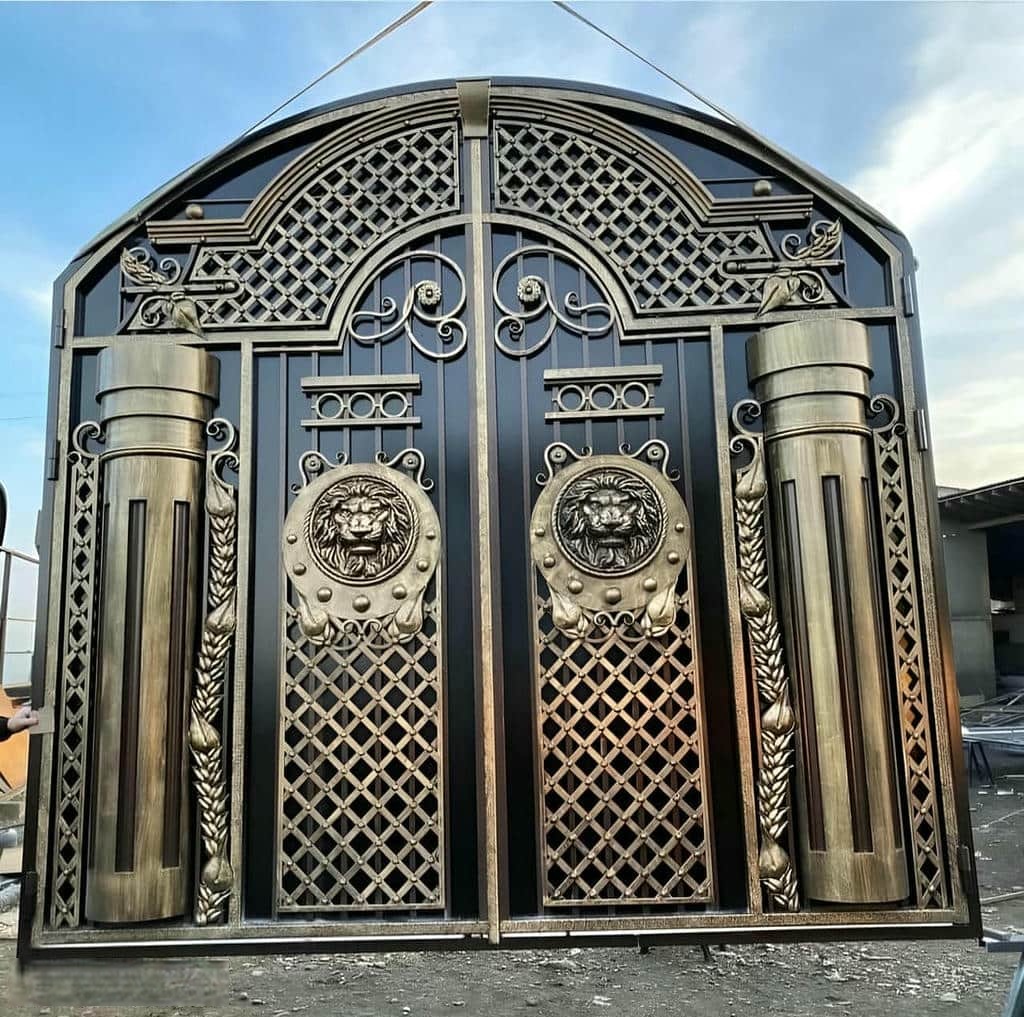 درب آهنی شیک و ساده با ریل روان برای بازشوی پارکینگ