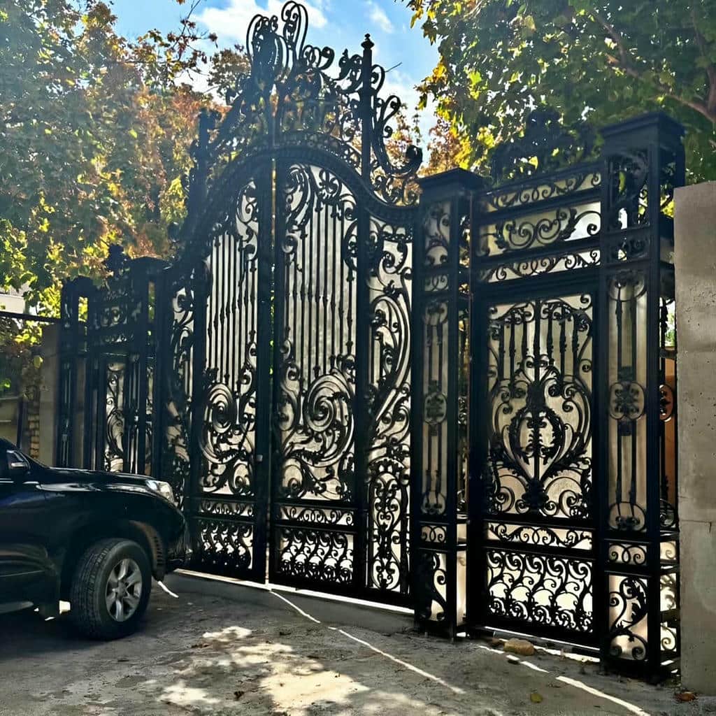 درب پارکینگ برش لیزری با یراق لولایی تقویت شده